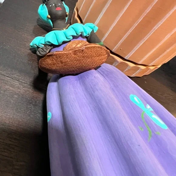 Clay Statue Venezuela Woman Figurine - Picture 5 of 7